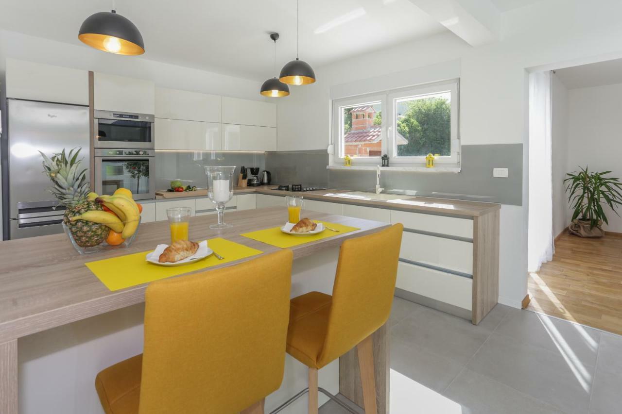 Life - New And Luxury Holiday House Kaštela المظهر الخارجي الصورة