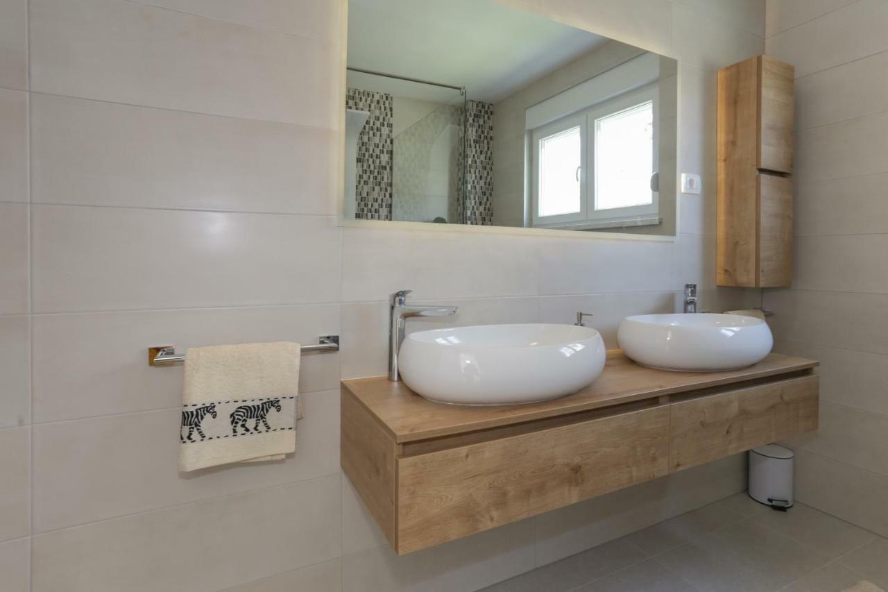 Life - New And Luxury Holiday House Kaštela المظهر الخارجي الصورة